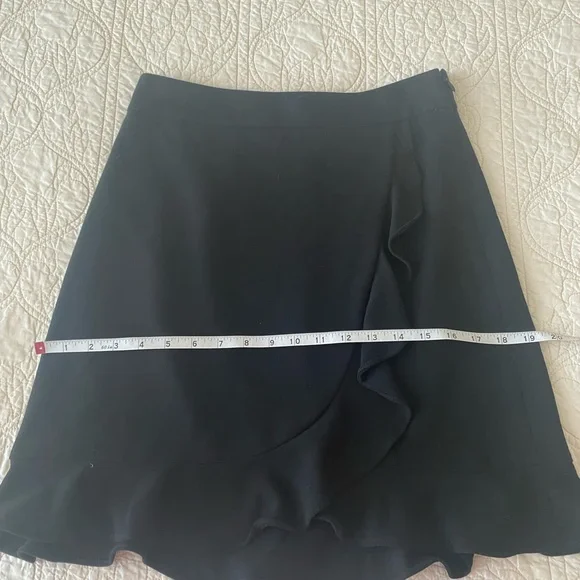 Women’s LOFT Black Ruffled Mini Skirt - size 0 - Picture 3 of 12